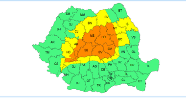Instabilitate atmosferică accentuată până miercuri, în cea mai mare parte a Transilvaniei, centrul Moldovei, precum şi la munte / Cod portocaliu în mai multe judeţe