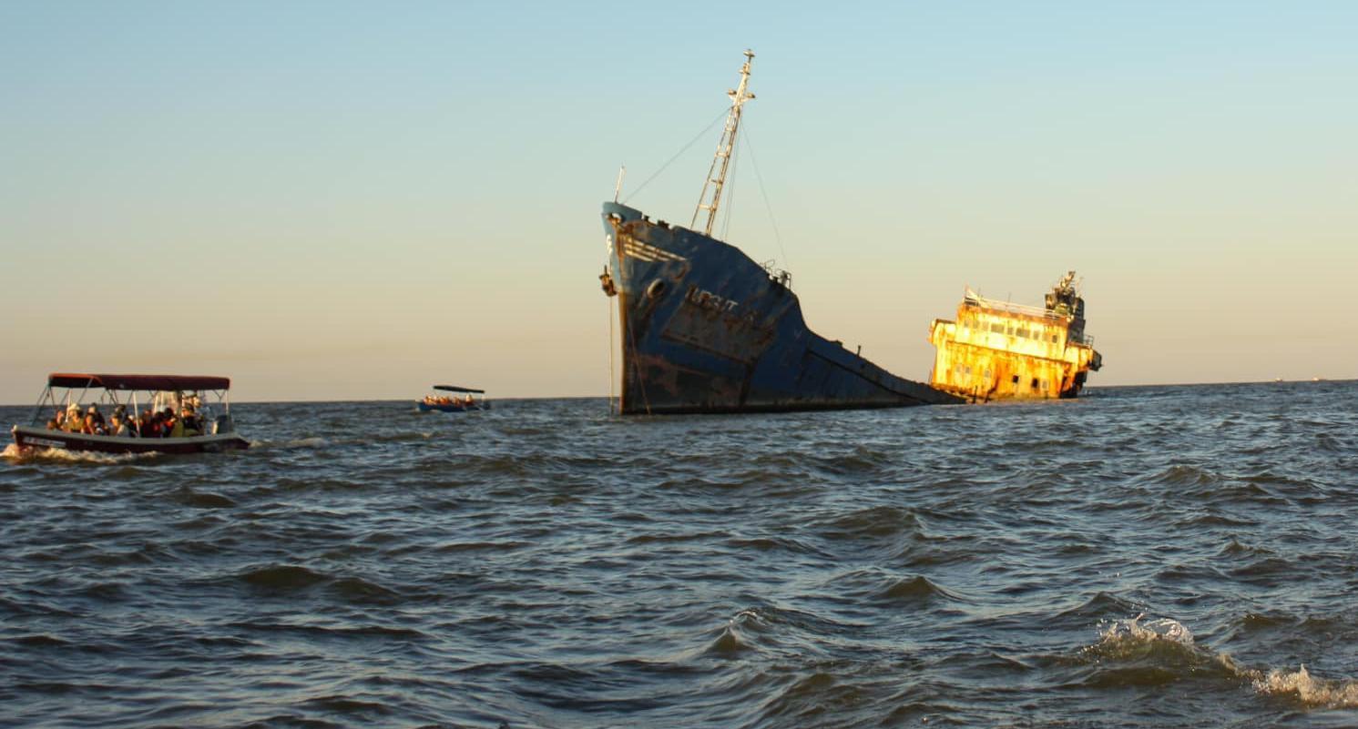 Ambarcaţiunea cu turişti, răsturnată în Golful Musura, avea mai mulţi pasageri decât capacitatea maximă admisă/ În zona respectivă erau valuri de doi metri şi navigaţia era interzisă/ Conducătorul ambarcaţiunii nu consumase alcool 