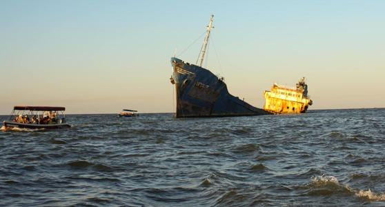 UPDATE Ambarcaţiunea răsturnată în Golful Musura avea mai mulţi pasageri decât capacitatea maximă admisă/ În zonă erau valuri de doi metri şi navigaţia era interzisă/ Conducătorul ambarcaţiunii nu băuse alcool/ Ancheta, preluată de Parchetul Militar