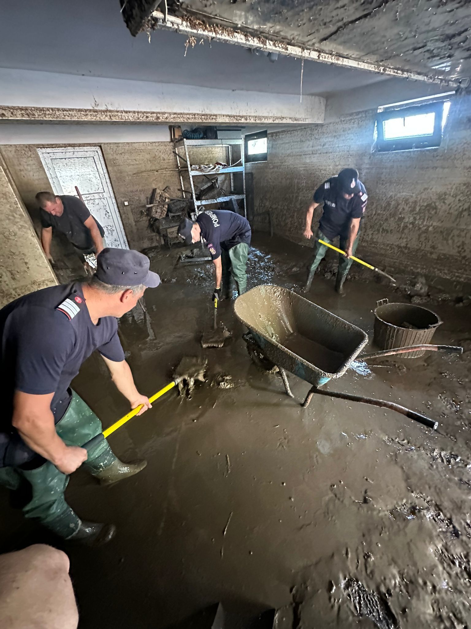 Pompieri din opt judeţe s-au alăturat celor din Suceava, pentru a interveni în localităţile afectate de inundaţii / Operaţiuni şi în judeţul Neamţ - FOTO / VIDEO