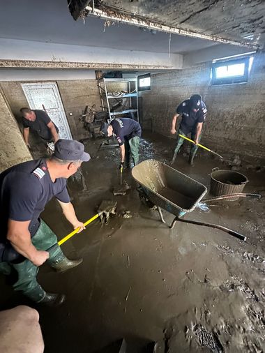Pompieri din opt judeţe s-au alăturat celor din Suceava, pentru a interveni în localităţile afectate de inundaţii / Operaţiuni şi în judeţul Neamţ - FOTO / VIDEO