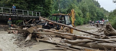 Trafic blocat pe DN 17C, în judeţul Bistriţa-Năsăud, în urma unei viituri / Primele date arată că nu sunt afectate gospodării