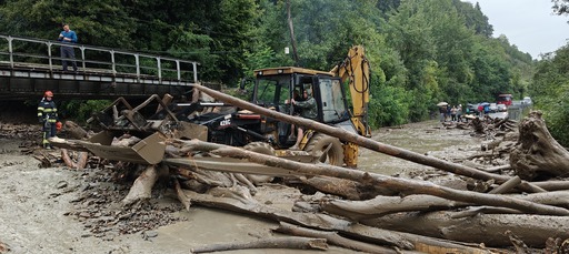 Trafic blocat pe DN 17C, în judeţul Bistriţa-Năsăud, în urma unei viituri / Primele date arată că nu sunt afectate gospodării