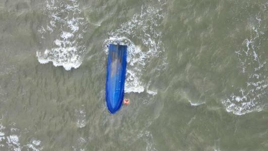Specialişti în domeniu, despre accidentul cu turişti din Golful Musura: Aveau toţi veste de salvare, dar ca să poţi ieşi de sub o ambarcaţiune răsturnată trebuie să scoţi vesta, altfel, rămâi lipit de barcă/ Apa avea acolo un metru, dar erau valuri