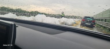 Saci cu cereale, căzuţi pe carosabil pe Autostrada Bucureşti-Piteşti / Se circulă pe banda de urgenţă - FOTO