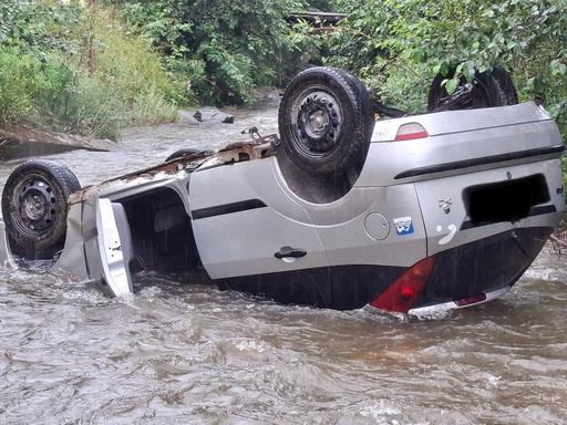 Hunedoara: O maşină în care se aflau un adult şi patru copii s-a răsturnat în albia Jiului / Trei fete şi un băriat, transportaţi la spital - FOTO