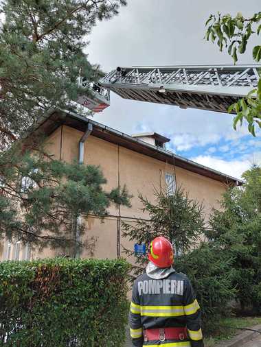 Alertă de incendiu la o primărie din judeţul Prahova / 30 de persoane s-au autoevacuat
