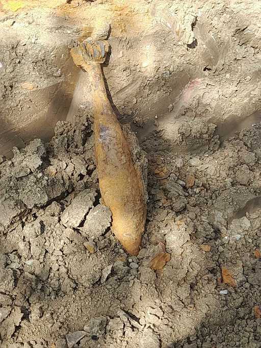 Bihor - Bombă aruncător, în stare de funcţionare, din timpul celui de-al Doilea Război Mondial, găsită în timpul lucrărilor de consolidare a unei străzi din Oradea - FOTO
