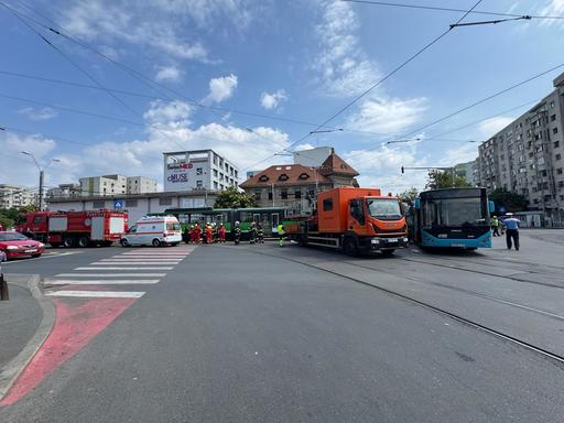 UPDATE - Accident între un tramvai şi un autobuz, în Capitală - 11 persoane primesc îngrijiri medicale / Şase persoane, transportate la spital - FOTO