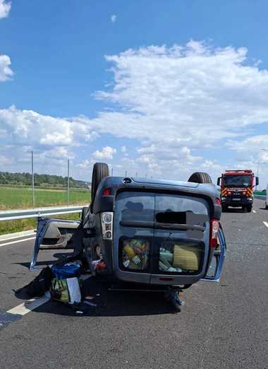 Cinci răniţi, între care doi copii de 3 şi 10 ani, după ce un autoturism s-a răsturnat pe autostrada A 1, în judeţul Argeş - FOTO