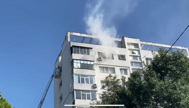 Incendiu la un apartament situat la etajul zece al unui bloc din Iaşi. O femeie s-a intoxicat cu fum, iar 24 de persoane au fost evacuate