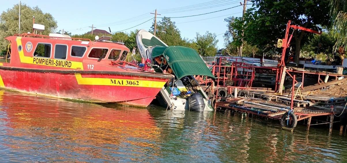 Ambarcaţiune în care se aflau patru persoane, între care doi copii, implicată într-un incident în Delta Dunării/ În alt incident petrecut tot sâmbătă, o barcă în care erau două persoane a luat apă, fiind cerut ajutorul ISU Tulcea - FOTO