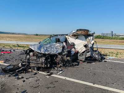 Accident grav pe centura Bârladului. Un bărbat a murit strivit în maşina de teren pe care o conducea, după ce aceasta a intrat sub un TIR - FOTO