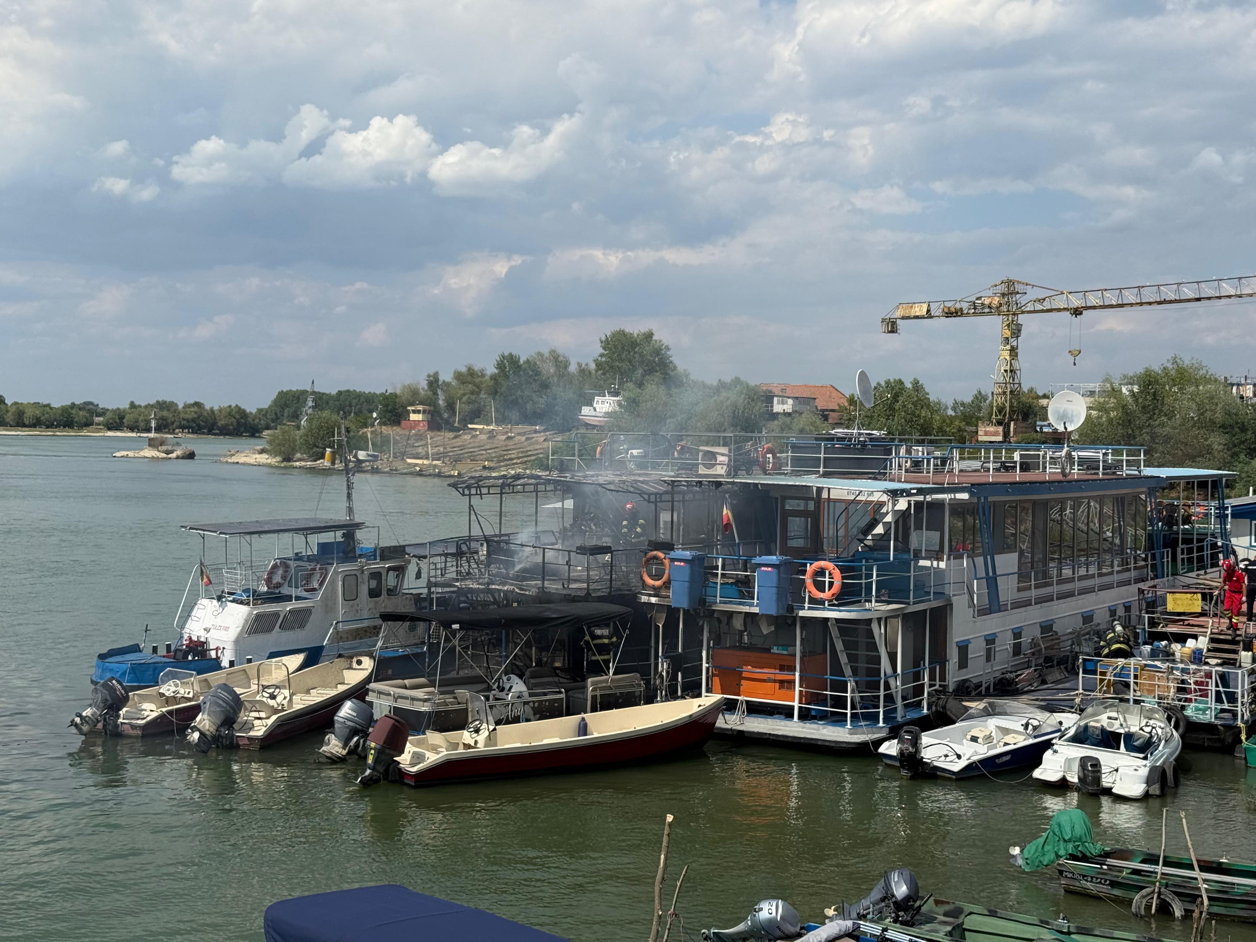 Incendiu la un ponton dormitor amplasat pe faleza municipiului Tulcea. Focul a fost stins, fără a exista victime - FOTO 