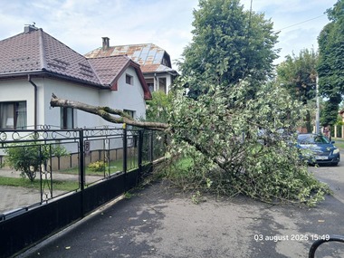 Maramureş: Locuinţe, subsoluri şi curţi inundate, după o rupere de nori la Sighetu Marmaţiei - FOTO