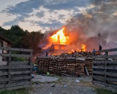 UPDATE Incendiu violent la o pensiune din zona Râşnov. Focul, pornit de la un grajd, s-a extins la unitatea turistică/ Au fost trimise în ajutor patru autospeciale de la Inspectoratele din Prahova şi Covasna - FOTO, VIDEO