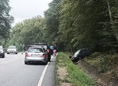 UPDATE - Şase persoane, implicate într-un grav accident rutier produs pe DN 76, în judeţul Bihor/ Un bărbat a murit, o femeie fiind resuscitată şi preluată de elicopterul SMURD