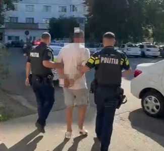 Dolj: Bărbat reţinut după ce şi-a bătut fiul de 11 ani. Poliţia a intervenit după ce strigătele de ajutor ale copilului au fost auzite din apartament