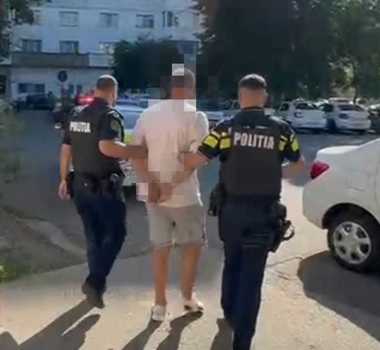 Dolj: Bărbat reţinut după ce şi-a bătut fiul de 11 ani. Poliţia a intervenit după ce strigătele de ajutor ale copilului au fost auzite din apartament