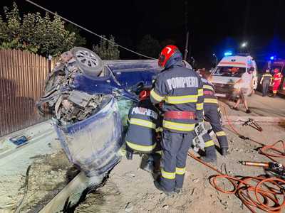 Brăila: O fată de 18 ani a murit, iar alţi trei tineri au fost grav răniţi după ce maşina în care se aflau a lovit un stâlp de electricitate