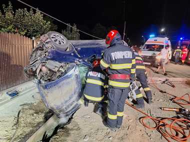 Brăila: O fată de 18 ani a murit, iar alţi trei tineri au fost grav răniţi după ce maşina în care se aflau a lovit un stâlp de electricitate