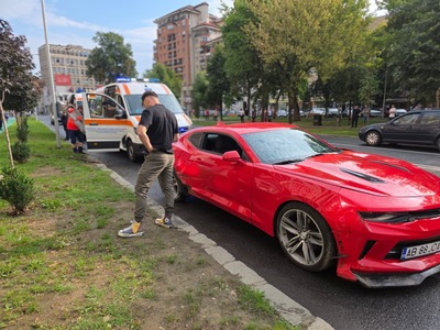 Alba Iulia: Două femei, rănite grav după ce un autoturism a ajuns pe trotuar/ Maşina a lovit şi o vitrină, după care a ajuns înapoi pe şosea