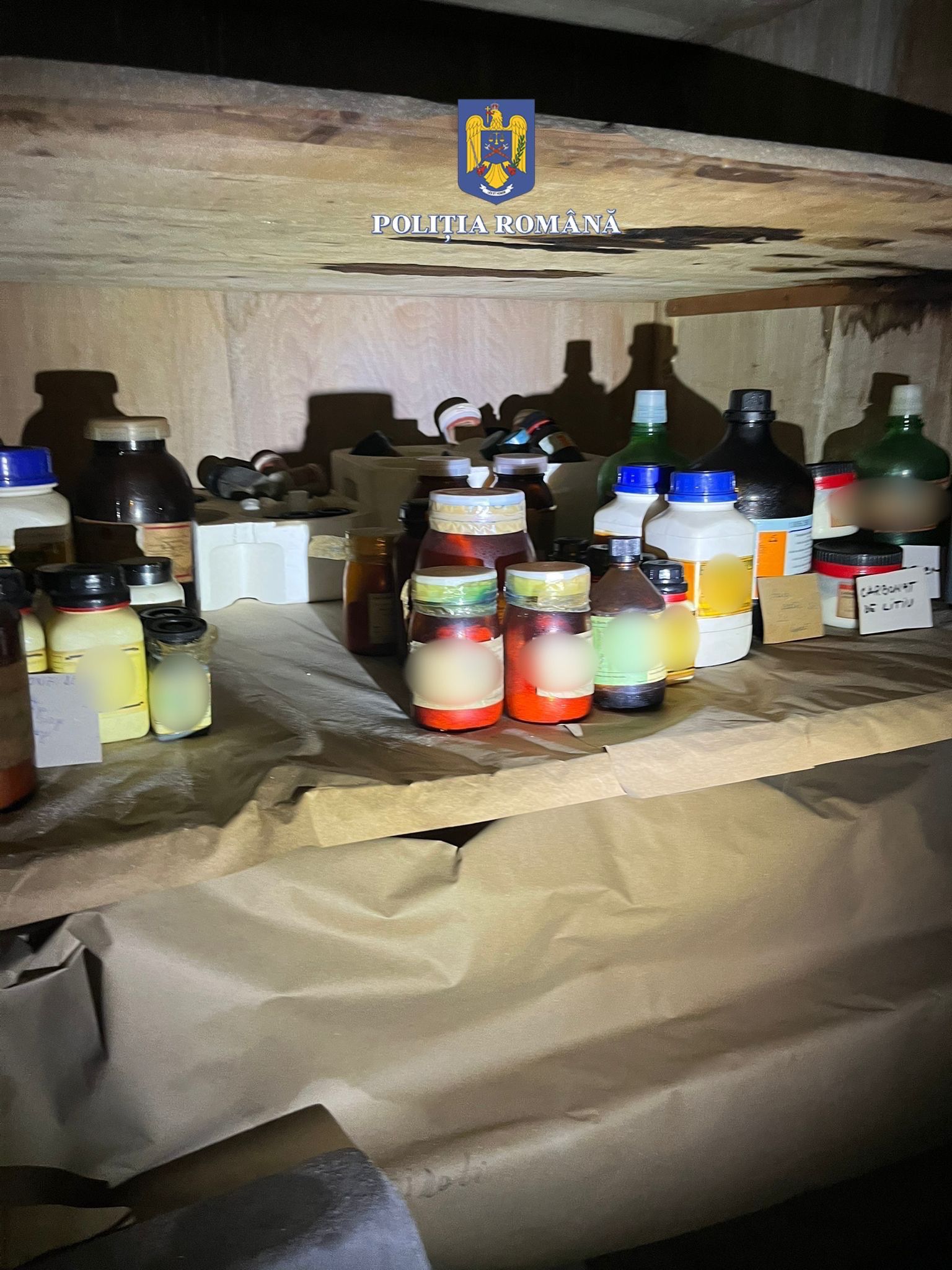 Mureş: Sute de kilograme de substanţe toxice, sute de litri de ulei şi zeci de tone de deşeuri din fier şi plastic, gestionate necorespunzător, găsite la persoane fizice şi juridice. Poliţia a deschis două dosare penale
