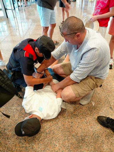 Un jandarm român aflat în concediu a ajutat la prinderea unor fugari în Aeroportul El Prat din Barcelona - FOTO

                          