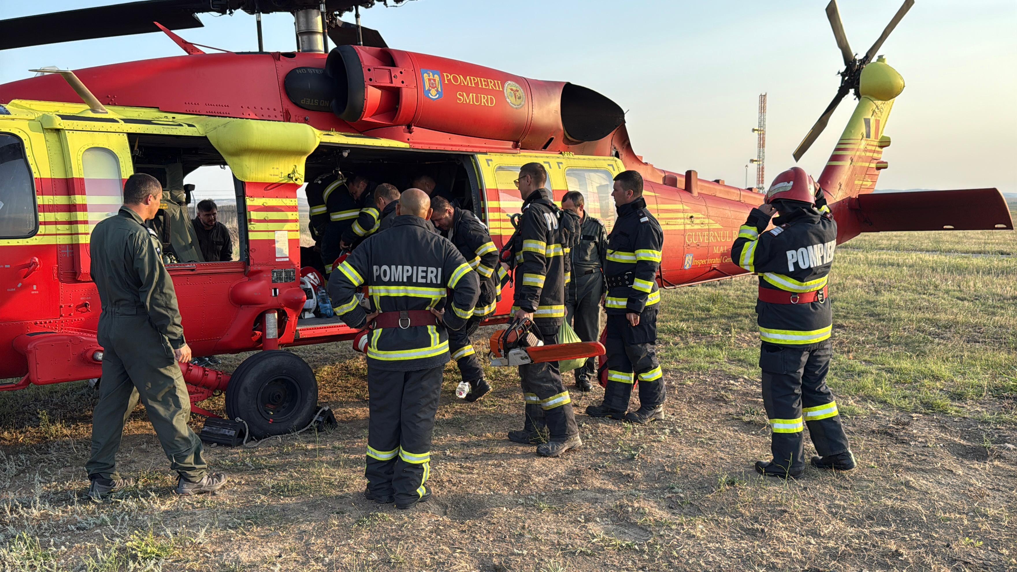 UPDATE - Pompierii şi piloţii luptă în continuare cu focul în localitatea Chilia Veche, judeţul Tulcea, unde au izbucnit noi focare / Zece pompieri, duşi cu o aeronavă în apropierea incendiului / A treia aeronavă, trimisă în zonă - FOTO / VIDEO
