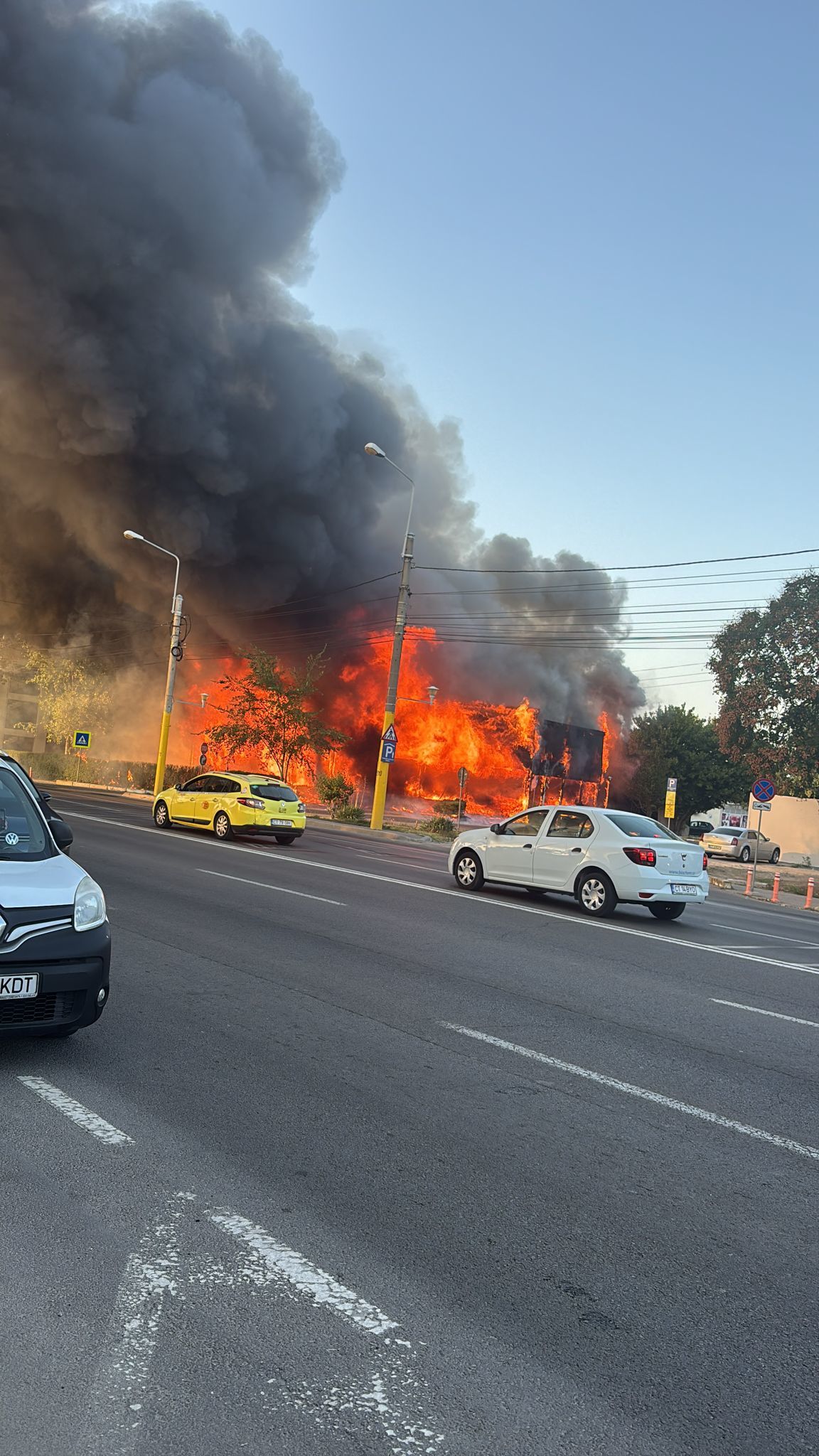 Flăcări uriaşe în Mamaia - Arde fostul club Bellagio – FOTO / VIDEO