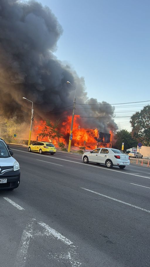 UPDATE - Flăcări uriaşe în Mamaia - Arde fostul club Bellagio / Incendiul a fost localizat / Dosar penal  – FOTO / VIDEO