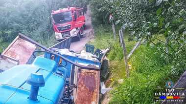 Dâmboviţa: Un bărbat a murit şi trei femei au fost rănite, după ce un tractor s-a răsturnat