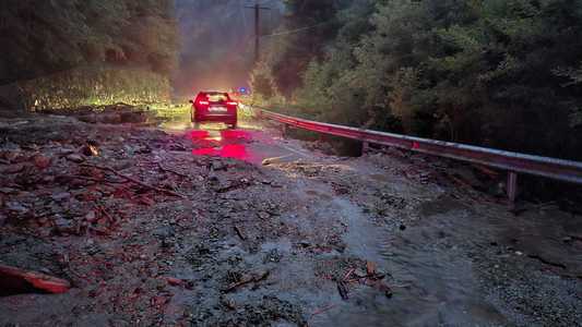 UPDATE - Argeş: Zeci de autoturisme, blocate în urma viiturii produse pe Transfăgărăşan / Circulaţia a fost reluată - FOTO