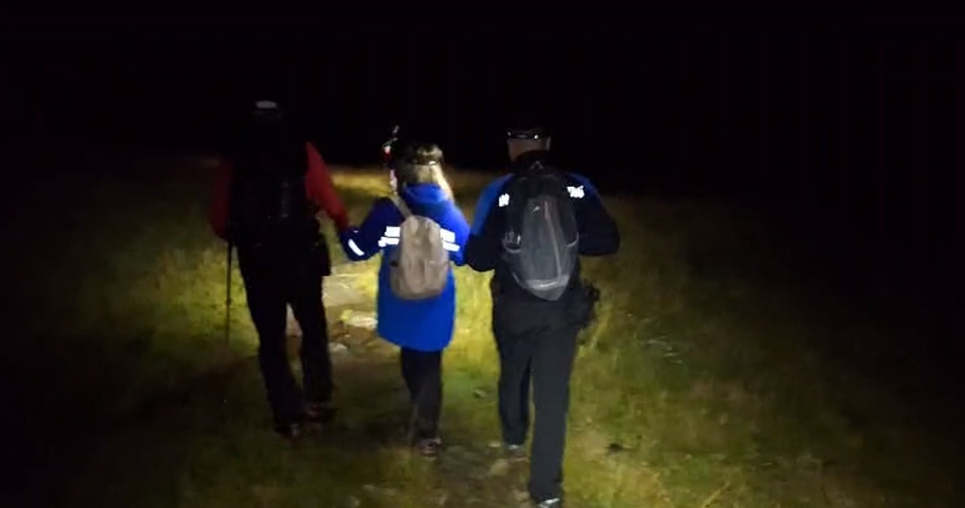 Argeş: Cei doi turişti rătăciţi pe munte, în apropierea vârfului Moldoveanu, recuperaţi de salvamontişti şi jandarmi montani - VIDEO
