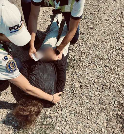 UPDATE - Prahova: Intervenţie urgenţă a Poliţiei după ce un tânăr care avea montată o brăţară de monitorizare întrucât şi-a agresat bunica a rupt dispozitivul / Tânărul a fost reţinut