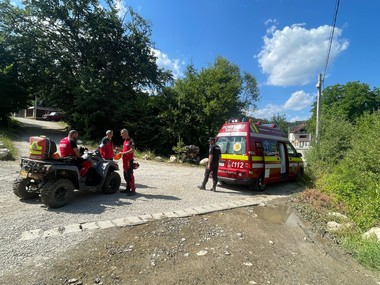 Fată muşcată de câini în zona montană din judeţul Braşov / Avertisment Salvamont: Atenţie la câinii de stână!