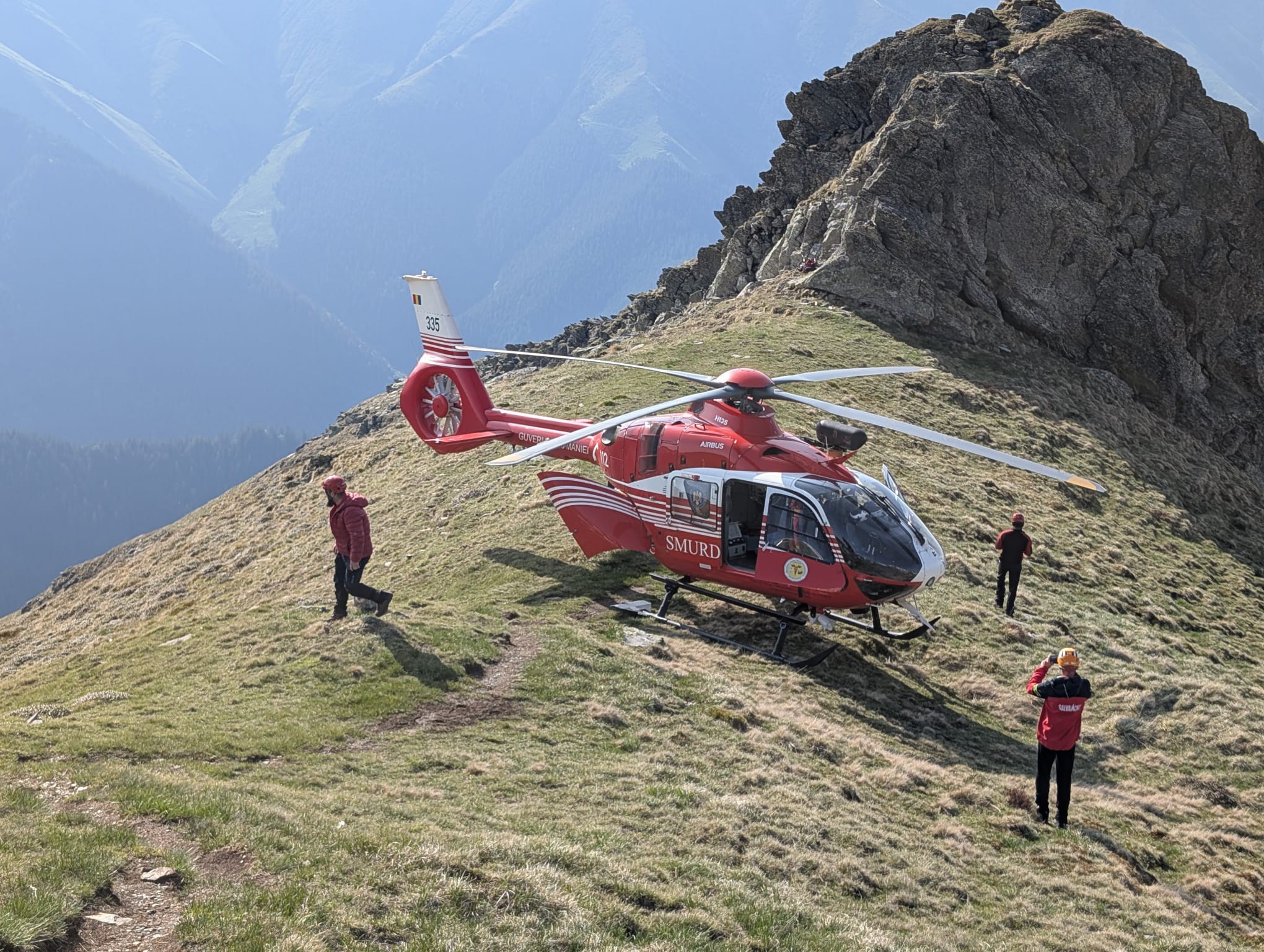 Argeş: Bărbat care a căzut circa 100 de metri, în Spintecătura Moldoveanu, recuperat de salvamontişti, cu ajutorul unui elicopter