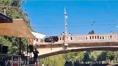 UPDATE - Accident pe un pod din centrul Timişoarei/ O maşină a rupt balustrada şi a fost aproape de a cădea în râul Bega/ Şoferul şi un pieton, răniţi/ Mai mulţi bărbaţi s-au adunat la locul accidentului- FOTO, VIDEO