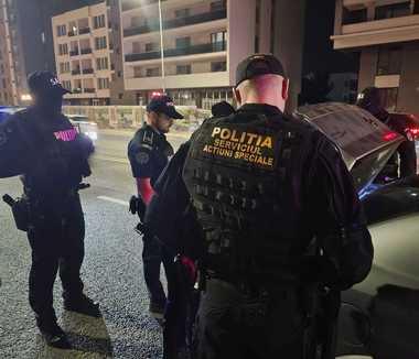 Razii ale poliţiştilor în sudul litoralului - Au fost verificate persoane şi autoturisme în Vama Veche, Constineşti şi Mangalia / S-au dat amenzi