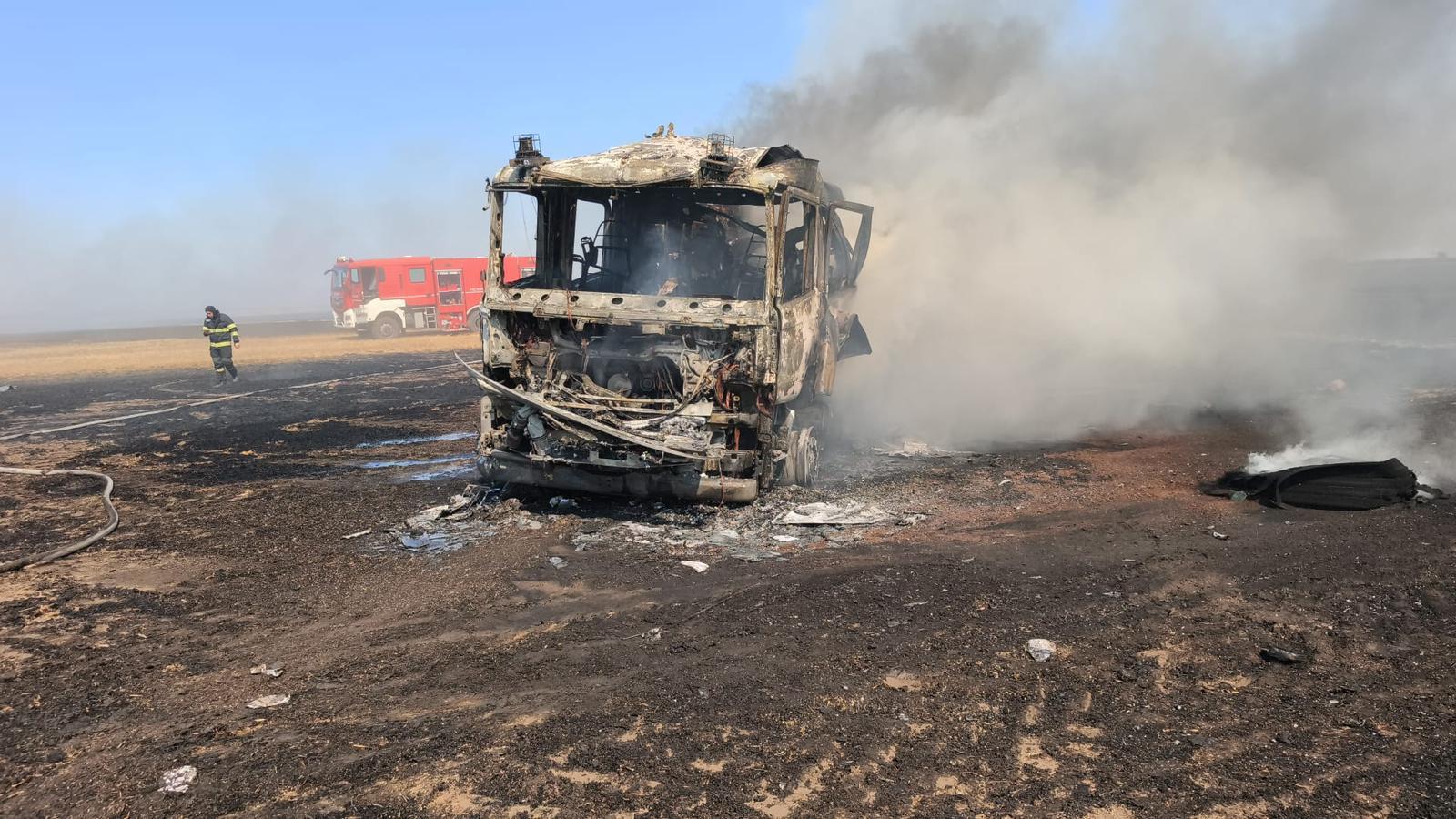 Teleorman: O maşină de pompieri a fost distrusă de un incendiu / A luat foc în timp ce se deplasa către o intervenţie, după o defecţiune la instalaţia electrică – FOTO