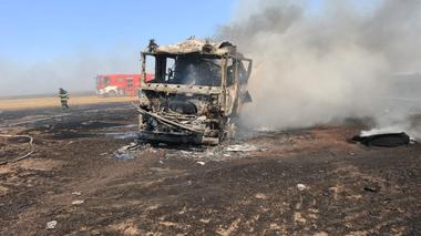 Teleorman: O maşină de pompieri a fost distrusă de un incendiu / A luat foc în timp ce se deplasa către o intervenţie, după o defecţiune la instalaţia electrică – FOTO