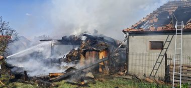 Mureş: Zeci de animale au murit într-un incendiu care a cuprins o gospodărie / O persoană a suferit atac de panică

