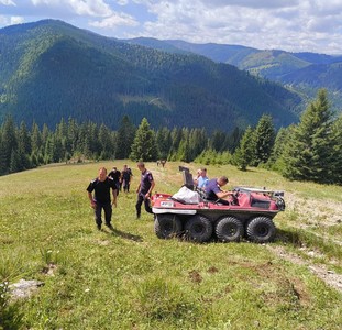 Suceava: Ajutor pentru ciobanii izolaţi din cauza viiturilor la o stână pe versant – alimente, produse de strictă necesitate, apă şi sare pentru animale / Ultimii kilometri au fost parcurşi pe jos, cu sacii în spate, pe un teren în pantă - FOTO