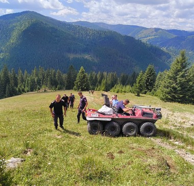 Suceava: Ajutor pentru ciobanii izolaţi din cauza viiturilor la o stână pe versant – alimente, produse de strictă necesitate, apă şi sare pentru animale / Ultimii kilometri au fost parcurşi pe jos, cu sacii în spate, pe un teren în pantă - FOTO