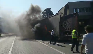 UPDATE - Trafic blocat pe DN 6, după ce anvelopa unui camion a luat foc / Incendiul se manifestă cu fum dens şi flacără deschisă în zona Vămii Porţile de Fier I / Nu sunt victime - FOTO / VIDEO

