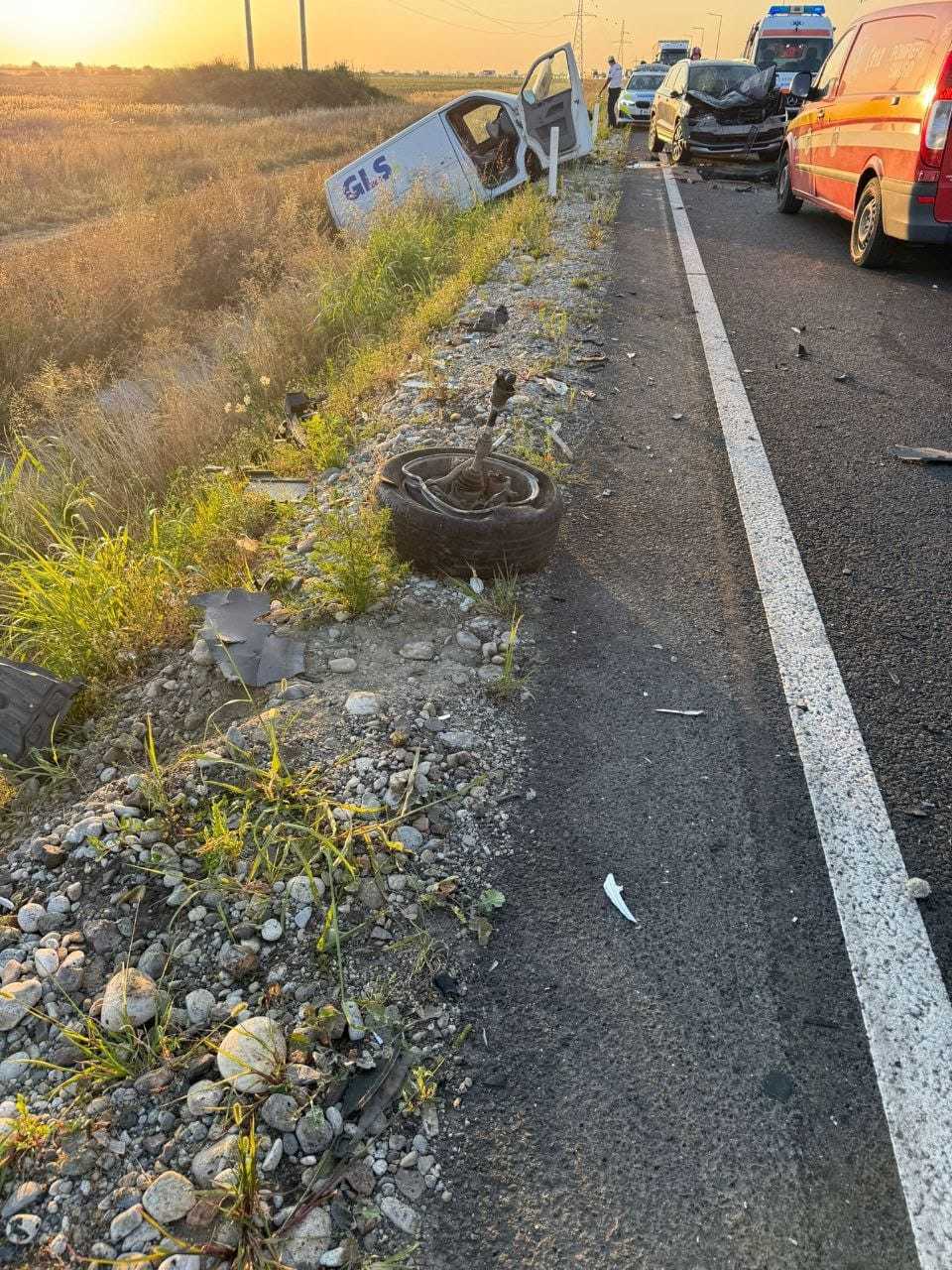 UPDATE - Accident pe Centura Timişoara, patru persoane fiind rănite / Au fost implicate un microbuz şi două autoturisme 