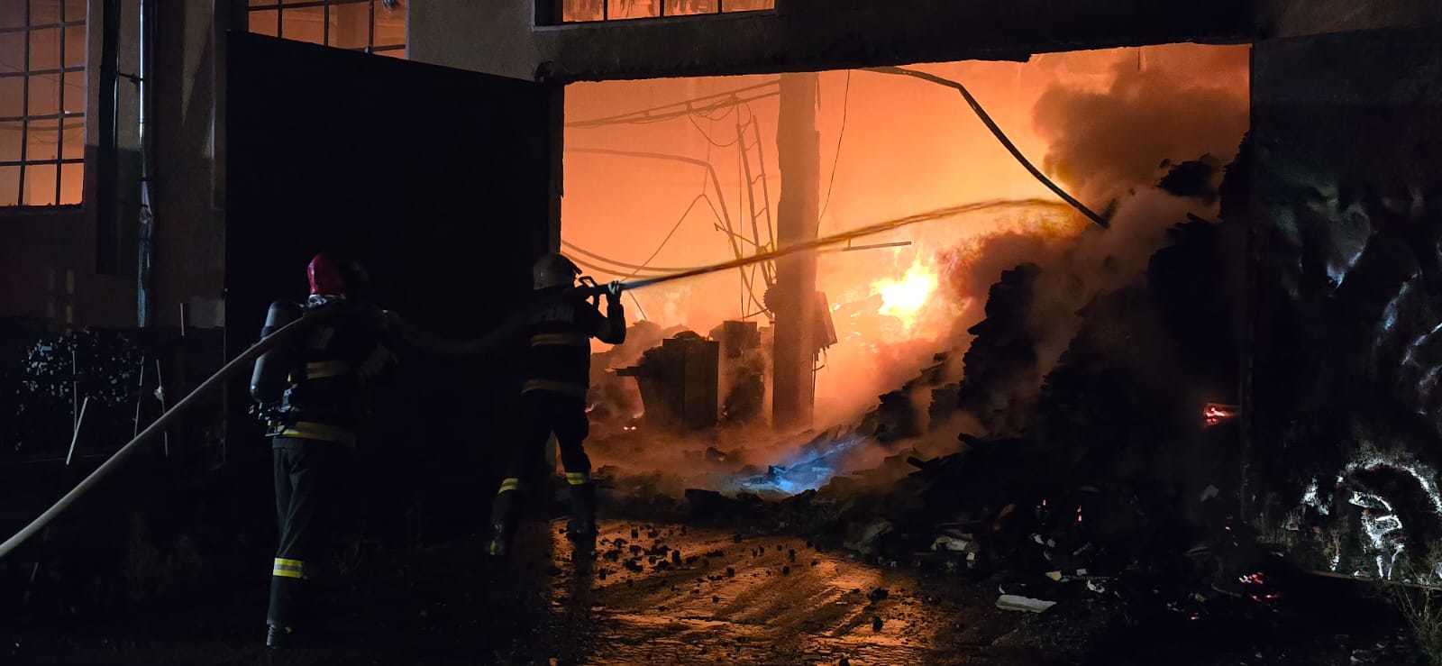 Puternic incendiu în judeţul Sălaj – Ard două cicloane de rumeguş şi o hală în localitatea Crişeni / Pericol de extindere