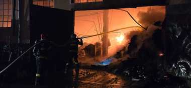 UPDATE - Puternic incendiu în judeţul Sălaj – Ard două cicloane de rumeguş şi o hală în localitatea Crişeni / Au ars utilaje, hala, dar şi lemn şi rumeguş - FOTO / VIDEO