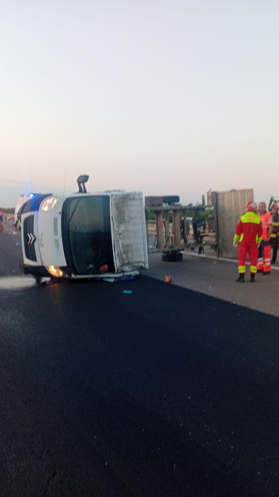 Accident pe Autostrada Bucureşti - Piteşti – O autoutilitară a lovit glisiera mediană şi s-a răsturnat pe carosabil / Şoferul a decedat - FOTO