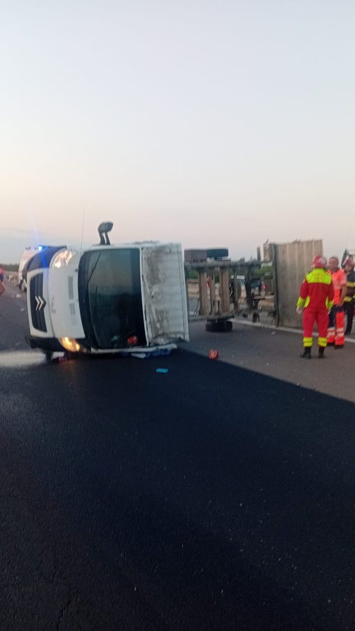 Accident pe Autostrada Bucureşti - Piteşti – O autoutilitară a lovit glisiera mediană şi s-a răsturnat pe carosabil / Şoferul a decedat - FOTO